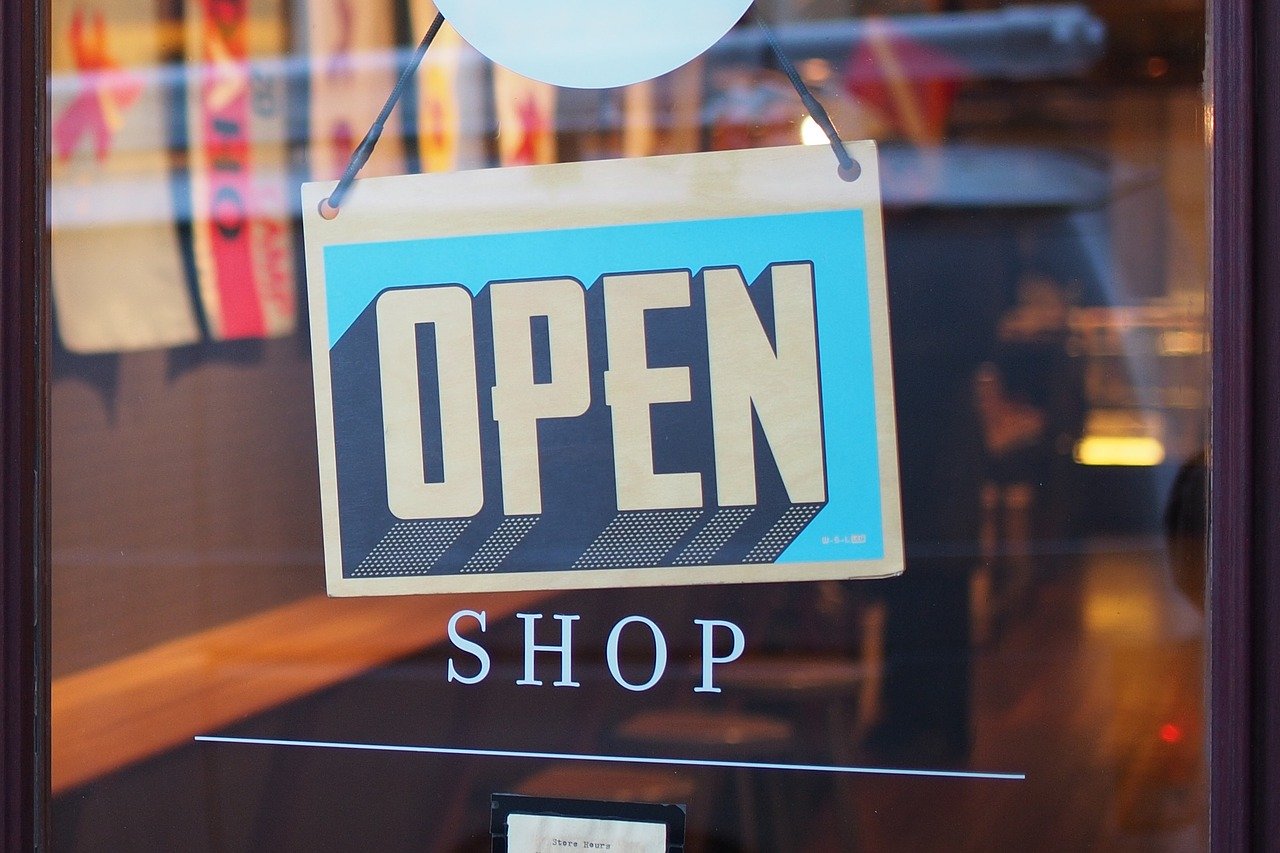 Devanture de magasin panneau ouvert